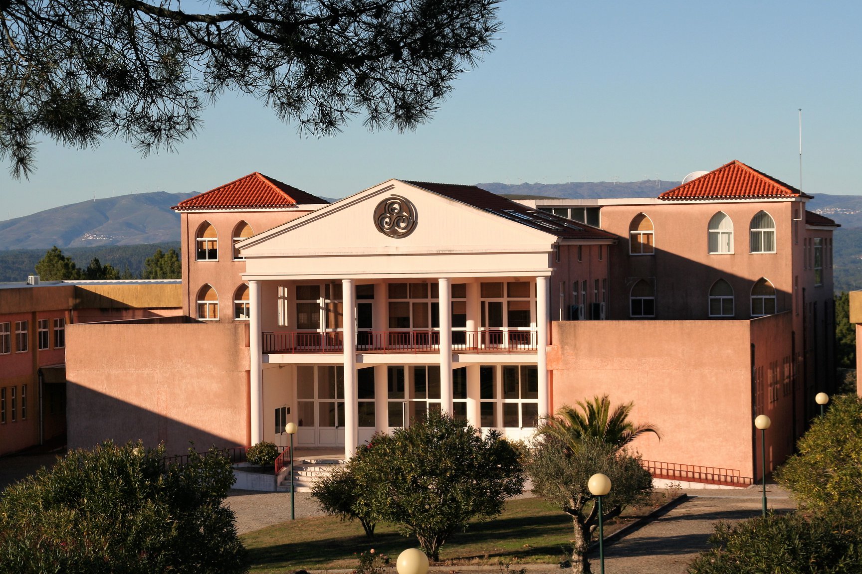 Instituto Superior de Estudos Interculturais e Transdisciplinares de Viseu